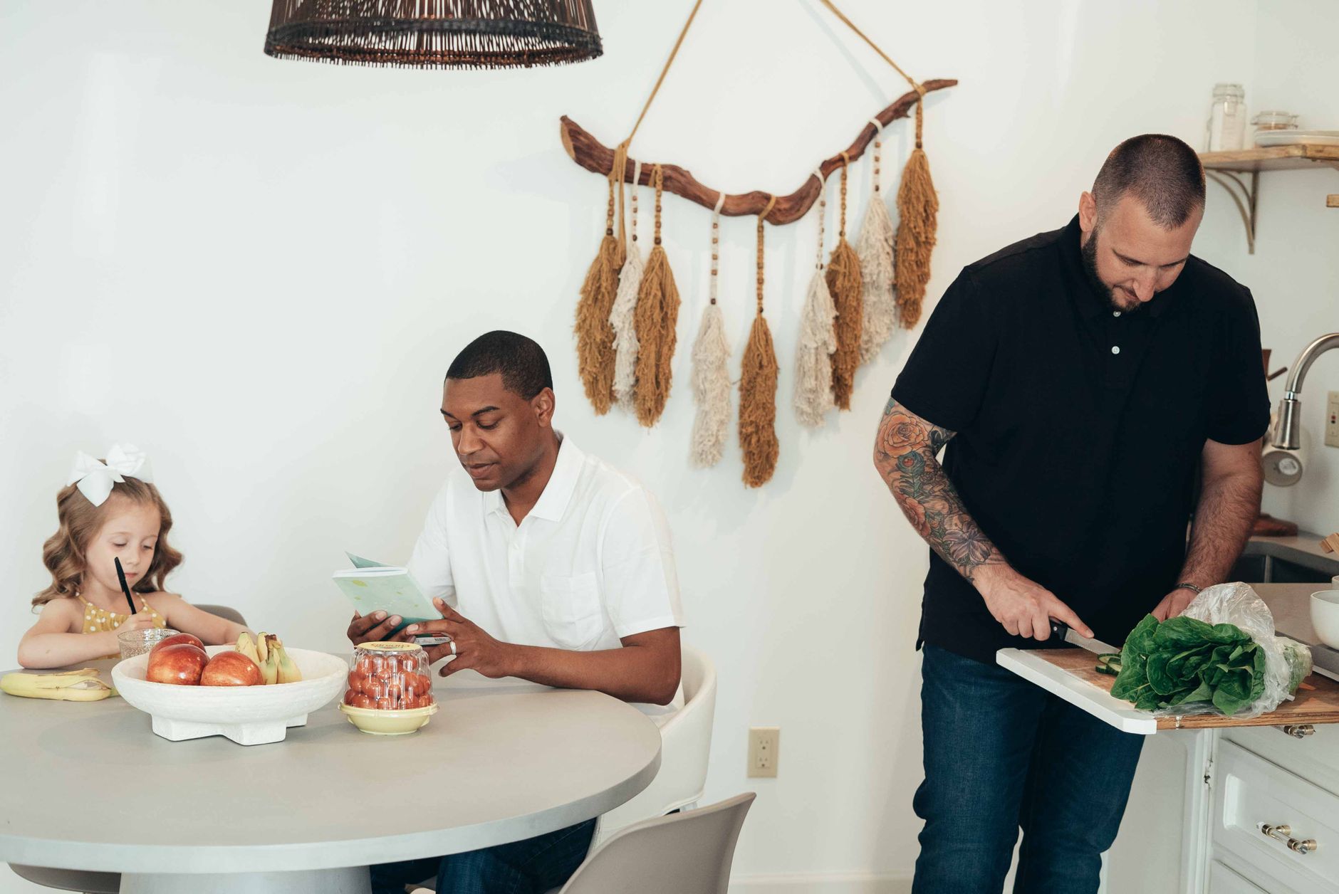 Família à mesa da cozinha a partilhar uma refeição